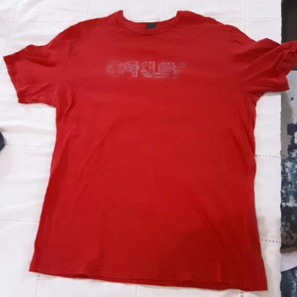 3/$15 EUC Oakley Red T-shirt Silver Decal Men's XL Regular Fit - Picture 1 of 4
